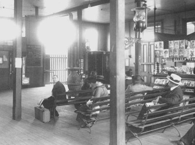 rp1916lirrwaitingroom.jpg